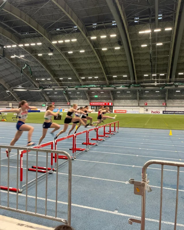 Eilen kilpailtiin Tampereella nuorten SM-hallimoniotteluissa. Helmi Kiiskinen otteli pitkän päivän omalla perustasollaan. Ainoa hallikaudella kiusaneet pienet jalkakivut pysyivät loitolla ja hänkin kisasi ehjän ottelun. Ei ihme että ottelusta käytetään nimistystä kuninkuuslaji, kun heidän kisapäivänsä kesti yhdeksän tuntia. #yleisurheilu #nuorisoyleisurheilu #moniottelut #kuopionreipas #kultajousi #tissari #mehiläinen