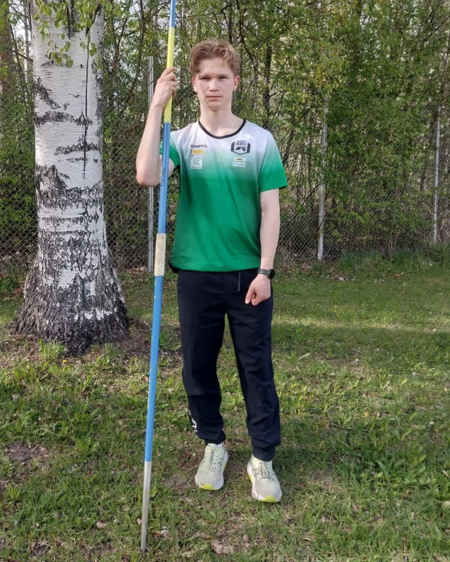 Lauantaina kilpailtiin keihään talvimestaruuskisat. Reippaan Veeti Valtanen heitti M17 sarjassa 47.75 ollen seitsemäs. Veeti vaihtoi tälle vuodelle painavempaan välineeseen niin varmasti kaarien pituus lisääntyy kesän edetessä.
#kuopionreipas #keihäänheitto #yleisurheilu #kultajousi #mehilainen #tissari