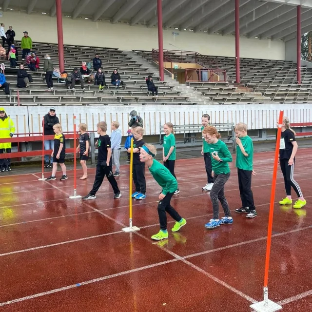 Tiistaina kilpailtiin Sisulisäviestit Kuopiossa Reippaan kotikentällä. Viesteissä nähtiin urheita juoksijoita ja hienoja joukkueita, jotka eivät sateista säätä hätkähtäneet.🤩💪
Reipasta oli edustamassa kaikenkaikkiaan yhteensä 14 joukkuetta erilaisilla kokoonpanoilla.💚
Voittoja irtosi jopa 6 kappaletta, 
🥇T/P9 8x40m
🥇T9 4x400m
🥇P9 4x400m
🥇T11 4x50m
🥇T11 4x600m
🥇T15 4x80m aj
ja muita palkintosijoja yhteensä yhtä monta.👏😍
Joukkueiden kokoonpanot ja loput tulokset live.tuloslista.com.

#sisulisäviestit #yleisurheilu
#nuorisoyleisurheilu #kuopionreipas