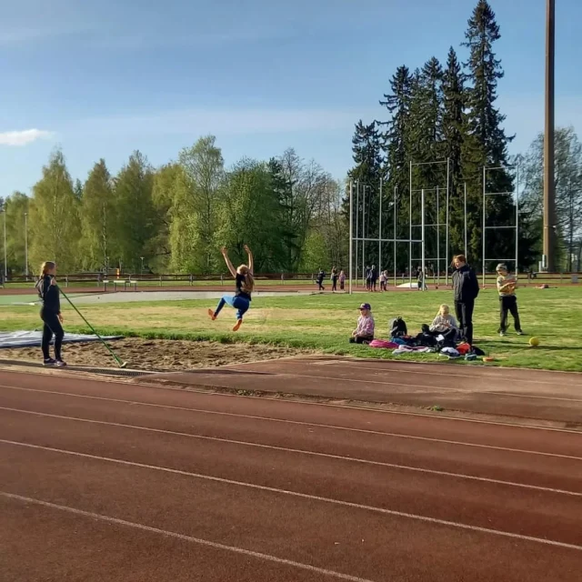 Kesän yleisurheilukoulut Väinölänniemellä pyörähtivät käyntiin toukokuussa. Vaikka kesäsäitä ollaan saatu vielä odotella, on kentällä tunnelma ollut iloinen ja energinen.🤗 
4-17 -vuotiaiden ryhmät pyörivät vänärillä koko kesän aina viikolle 33 asti.🤸‍♀️☀️

 #yleisurheilu #nuorisoyleisurheilu #nestléyleisurheilukoulu #kuopionreipas #harrastuskuopio