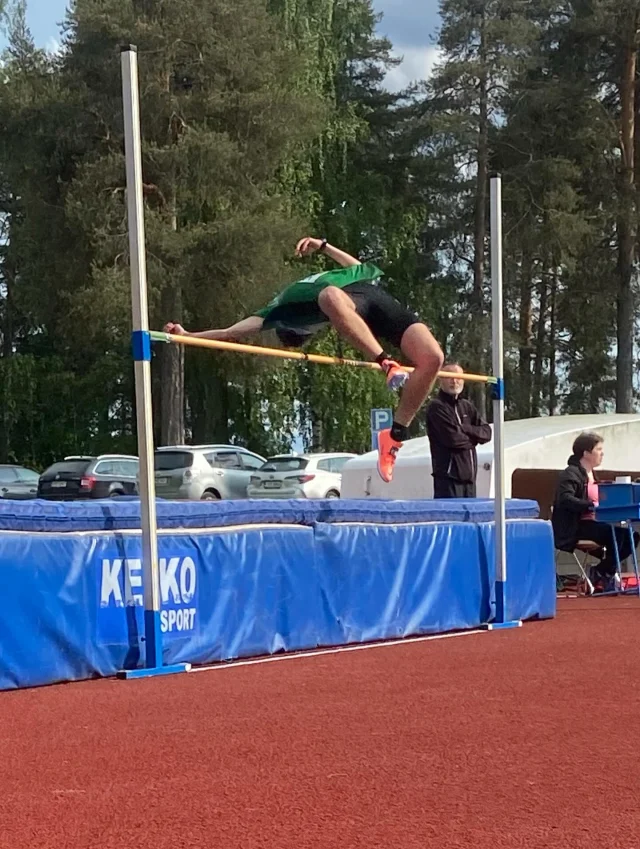 Tänään kilpailtiin Kultajousi Kuukausikilpailujen 2. osakilpailu ja Metsä Group Seurakisat Väinölänniemen kentällä. 🤩
Kilpailuissa nähtiin paljon upeita suorituksia ja sääkin oli kesäinen koko kilpailujen ajan.☀️

5-, 7- ja 9-vuotiaiden sarjoissa päästiin juoksemaan 40m ja 11-vuotiaiden sarjasta alkaen juostiin 200m. Lisäksi miehet pinkoivat 400m. 13-vuotiaden sarjassa juostiin myös 60m aidat sekä 14- ja 15-vuotiaiden sarjassa 80m aidat.🏃
T/P9 sarjasta alkaen hypättiin myös korkeutta. 5- ja 7- vuotiaat pääsivät heittämään palloa juoksujen lisäksi. 💚

#kultajousi #metsägroup #kuukausikisat #seurakisat #yleisurheilu #nuorisoyleisurheilu #kuopionreipas