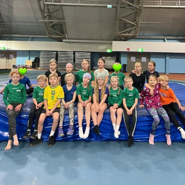 Viikonloppuna ahkeroitiin Reippaan seuraleirillä Kuopio-hallilla🤩💪
Kaksipäiväisellä leirillä oli mukana urheilijoita neljästä eri valmennusryhmästä. Leirin aikana urheilijat saivat oppeja seitsemältä seuramme valmentajalta.
Kiitos kaikille mukana olleille valmentajille, kun kävitte jakamassa valmennusosaamistanne!💚 
Nuorisovalmennusryhmäläisillä oli muutoinkin tapahtumarikas viime viikko, sillä aiemmin viikolla urheilijat kävivät juoksemassa nopeustestit sekä osallistuivat nuoren urheilijan ravitsemusta käsitelleelle ravitsemusluennolle💪🏃‍♂️🍎

#yleisurheilu
#kuopionreipas #seuraleiri