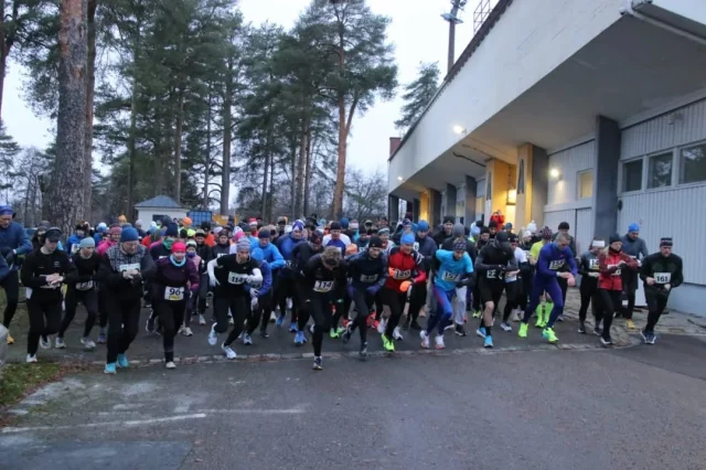 Lauantaina juostiin vuorossaan 44. Itsenäisyysmaraton🇫🇮🏃‍♂️
Paikalla oli hieno määrä osallistujia!💚 Itsenäisyysmaraton ja Kultajousi Running keräsivätkin tuplamäärän osallistujia viime vuoteen verrattuna!🤩💪
Tuloksia pääset tarkastelemaan Kuopion Reippaan nettisivuilta.

@kultajousi_oy 
#itsenäisyysmaraton #kultajousirunning #kuopionreipas