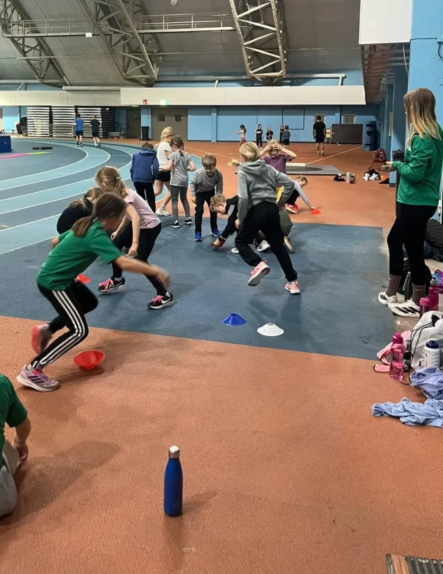 Tervetuloa tutustumaan 6-9-vuotiaiden Nestlé yleisurheilukoulujen harjoituksiin tiistaina 9.12. Kuopio-hallille!🏃🏼‍♀️🤸
Tapahtuma on avoin kaikille 2017-2020 syntyneille yleisurheilusta kiinnostuneille lapsille. Tapahtumaan ei vaadita erillistä ilmoittautumista. Kokoontuminen hallin aulassa🤗
Katso harjoitusten aikataulut 2. kuvasta➡️

Kuopion Reippaan Nestlé yleisurheilukouluissa on harjoiteltu ahkerasti koko syyskauden ajan. Ryhmät jatkuvat myös kevätkaudella! 
Kevään ryhmiin mahtuu uusia harrastajia mukaan, joten tulehan tutustumaan meidän harjoituksiin ja löydä keväälle uusi innostava harrastus!💚

Kevätkauden ryhmien ilmoittautuminen aukeaa huomenna 8.12. klo 10!🤩

@yleisurheilu @nestlenordic #nestléyleisurheilukoulu #yleisurheilu #kuopionreipas