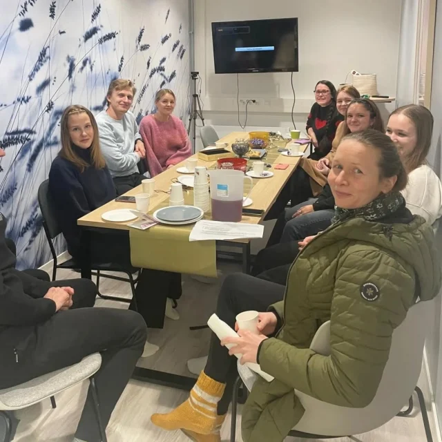 Tällä viikolla kokoonnuimme jouluisissa tunnelmissa ohjaajien ja valmentajien kesken seuran toimistolla sekä lasten ja nuorten kanssa pikkujouluharjoituksissa.🎅

Pikkujouluharjoituksissa ryhmät pääsivät kiertämään erilaisia toimintapisteitä ja lopuksi herkuttelemaan mehulla ja pipareilla. Myös vanhemmat olivat tervetulleita ryhmien harjoituksiin🤩 

Valmentajien ja ohjaajien kesken kävimme läpi kulunutta syyskautta ja vaihdoimme ajatuksia tulevasta  kevätkaudesta. Tarjolla oli tietenkin myös jouluisia herkkuja😋

Kiitos valmentajille, ohjaajille ja kaikille seuran jäsenille kuluneesta vuodesta!💚

Reippaan toimisto on suljettu 22.12.2025-6.1.2026. 

Hyvää Joulua ja Reipasta Uutta Vuotta 2026!❤💫

#kuopionreipas #yleisurheilu