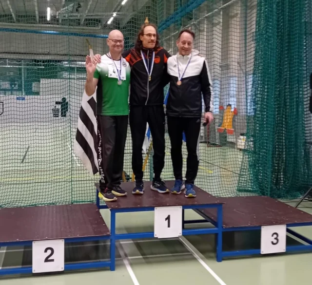 Viikonlopun Saulin SM-halleista reipppaan mitalisaalis oli 6 hopeaa ja 2 kultaa. M40 sarjassa Heikki Hakkarainen urakoi voitot 800m ja 3000m ja hopeaa 200m, 400m ja 1500m ltä.  Antti Savinainen (kuvassa) hyppäsi hopeaa M60 korkeudessa. Paula Collan Andersin(videossa)  N55 sarjan hopeaa kuulassa ja painonheitossa.
📷Heikki Pesonen. 🎥Juhani Andersin  #kultajousi #saul #yleisurheilu #tissari#urheilumehiläinen