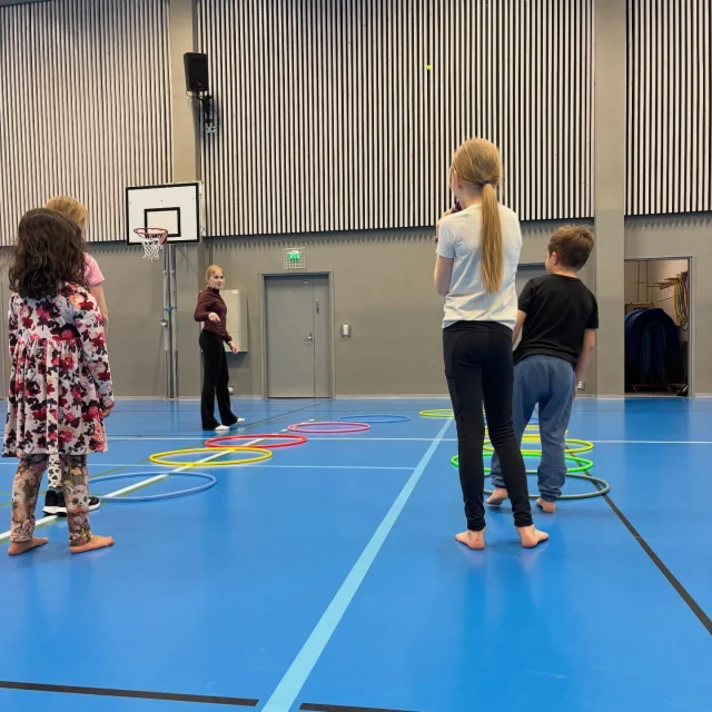 Reippaalla oli tällä viikolla TET-jaksoa viettämässä 8.-luokkalainen Venla☀️

Tässä Venlan ajatuksia TET-jaksoltaan:
”Olin tämän viikon Reippaalla tetissä ja tein mm. tavaroiden invetaarioita, päivittelin nettisivuja, tein mainoksia, siivoilin toimistolla sekä suunnittelin ja pidin liikuntakerhoja seuran valmentajien kanssa. Mulla oli tosi kiva tet-viikko ja parasta oli pitää liikuntakerhoja.”

Kiitos Venlalle TET-viikosta!💚☀️

#kuopionreipas #yleisurheilu #tettiläinen