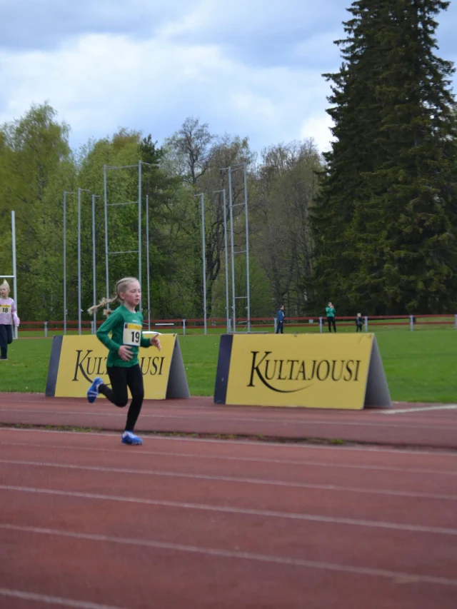 Eilen startattiin kesän kisakausi 💥

Ohjelmassa oli Kultajousi kuukausikisat sekä Metsä Group seurakisat - lajeina 800 metrin juoksu ja kuulantyöntö 🏃‍♀️💪

Kansallisen juoksupäivän kunniaksi myös vanhemmat pääsivät radalle omassa 800 metrin startissaan 👏

Kisat olivat täynnä hyvää fiilistä ja onnistumisia - tästä on hyvä jatkaa kesää! ☀️

@kultajousi_oy 

#kuukausikisat #yleisurheilu #liikunnanilo