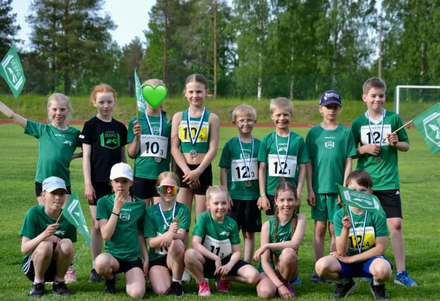 PM-viestit Siilinjärvellä 💚

Kisat olivat täynnä onnistumisia, uusia oppeja ja hienoa joukkuehenkeä. Kilpailimme yhdessä joukkueena, kannustimme toisiamme ja keräsimme arvokasta kokemusta tuleviin koitoksiin. 👏 🏃‍♀️

Kiitos @siipoyu kisoista!

#pmviestit #yleisurheilu #liikunnanilo #yhdessä