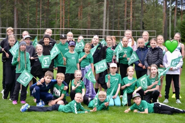 SeuraCupin ensimmäinen osakilpailu Lapinlahdella takana! 💪🏆

Koleasta säästä huolimatta kisapäivä oli täynnä onnistumisia ja vahvaa joukkuehenkeä. Tuloksena kilpailun seuravoitto💚🔥

Tästä on hyvä jatkaa ja suunnata katseet kohti elokuun toista osakilpailua.

#seuracup #yleisurheilu #joukkuehenki