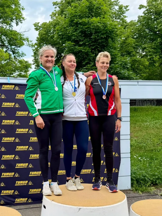 Aikuisurheiluliiton Suomen mestaruuksista kilpailtiin viikonloppuna aurinkoisessa Turussa ☀️
Reippaan urheilijat kilpailivat ahkerasti ja keräsivät hienoa menestystä kisoista! 🤩👏

Jussi Juvonen M35 
🥈moukari tuloksella 35.10
🥈painonheitto tuloksella 9.88

Markus Vepsäläinen M35 
4.sija painonheitto tuloksella 7.02

Paula Collan Andersin N55 
🥈kuula omalla ennätyksellä 10.52
4.sija kiekko tuloksella 22.58

Juhani Andersin M60 
5.sija kuula tuloksella 11.65

Raimo Ojala M65 
🥈moukari tuloksella 41.64
4.sija painonheitto tuloksella 13.02
9.sija kiekko tuloksella 33.37
10.sija kuula tuloksella 10.37

Juha Häkkinen M65 
8.sija keihäs tuloksella 38.37

Onnittelut kaikille hienoista suorituksista ja saavutuksista! 💚

#kuopionreipas #yleisurheilu #aikuisyleisurheilu #saulsm2026