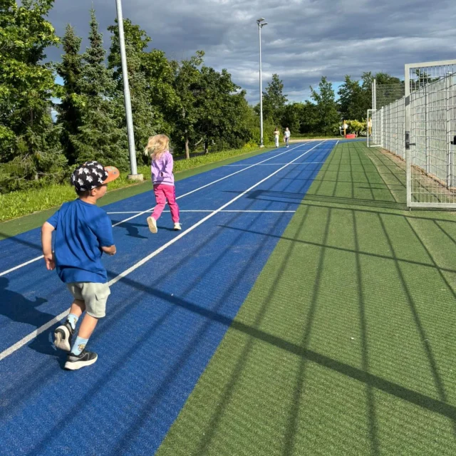 Kesän PeeÄssä yleisurheilukoulut ovat täydessä vauhdissa Hiltulanlahdessa ja Saaristokaupungissa☀️
Kesäkuussa harjoituksissa on keretty esimerkiksi hyppäämään pituutta, heittämään keihästä ja palloa sekä tietenki juostu paljon. Jokaisiin harjoituksiin on mahtunut myös hauskoja pelejä ja leikkejä🤩
PeeÄssä yleisurheilukoulut jatkuvat vielä heinäkuun ajan🤸🏼‍♂️
#peeässä #peeässäyleisurheilukoulu #yleisurheilu #kuopionreipas