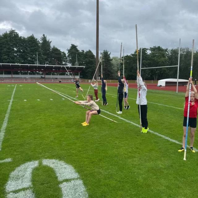 Treenikauppa.fi -seiväskilpailukiertueen osakilpailussa Kuopiossa sunnuntaina 5.7. kaikki 11 ja 13 -sarjan hyppääjät osallistuivat ohjattuun alkuverryttelyyn, jonka piti Seivästalli Ry:stä Pasi Pitkänen.

Itse kilpailussa 11/20 hyppääjästä teki henkilökohtaisen ennätyksen. Iso osa 11-sarjalaisista osallistui seiväshyppykilpailuun elämänsä ensimmäistä kertaa. On hienoa, että olemme saaneet uusia harrastajia lajin pariin! 😊👌

Hyppyseipäät urheilijoiden käyttöön kilpailussa tarjosi Itä-Suomen Seiväspankki. 

#treenikauppa #seivastalli #seivaspankki #kuopionreipasyu #hannesjuniorgames
@seivastalli