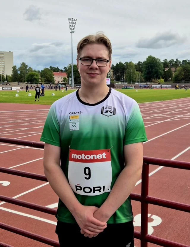 Viikonloppuna kilpailtiin 19-22-vuotiaiden SM-kilpailut Porissa. Samuli Romakkaniemi pukkasi M19 kuulaa 14.75 ollen 4. Santeri Lyyra juoksi 400m aloittaen todella rohkeasti ja se kostautui tällä kertaa loppusuoran liiallisina laktaatteina. Tämä näkyi Santerin juoksussa myös sunnuntaina 200m llä. Selma Mäntyselkä juoksi hienosti lähelle ennätystään pieneen vastaiseen tuuleen , N22-sarjan  100m alkuerissä, selviten välieriin. Selma juoksi myös 200m alkuerissä ajan 26.50. #kuopionreipas #kultajousi #smpori2026 #tissari