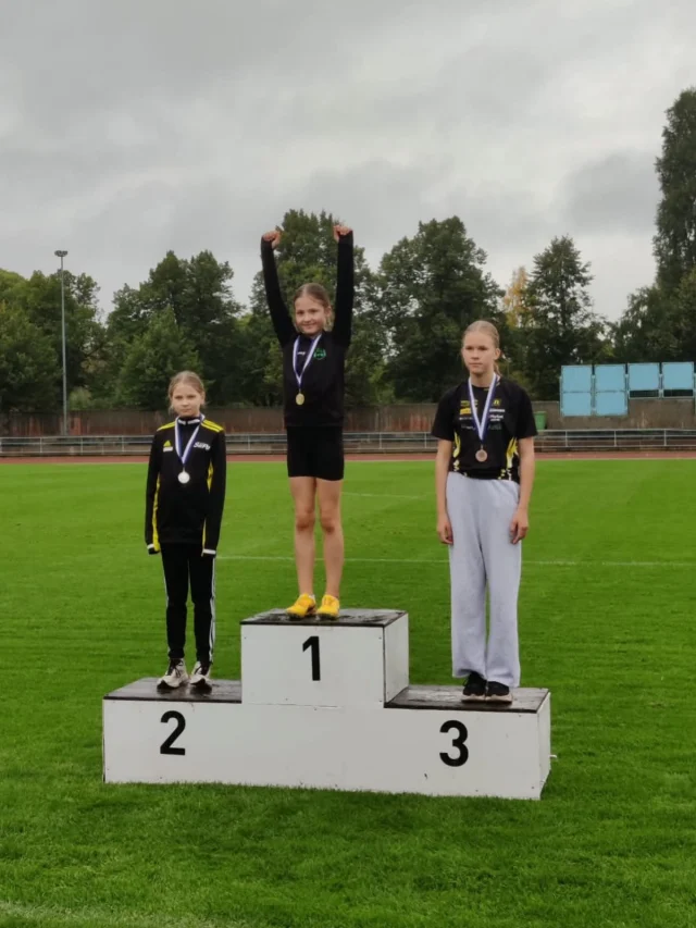 Sunnuntaina Iisalmessa kilpailtiin vielä kesäkaudelle viimeistä kertaa Pohjois-Savon 9-13v Moniotteluiden merkeissä! Kylmästä ja koleasta säästä huolimatta Reippaan nuorilta nähtiin hienoja suorituksia ja ennätyksiäkin💚 T10 sarjassa Aino(kuvassa) otteli vieläpä piiriennätyksenkin🙌🏻
Reipasta edustamassa olivat
P9 Reima, T9 Vivia, P10 Emil, Akseli, Jiri ja Peetu, T10 Aino, Isla ja Senja, T11 Jessica ja Enni, P12 Leo sekä T12 Venla🤩

#kuopionreipas #yleisurheilu

P10 60m aj

T12 🥇Venla

P10 keihäs

P10 🥇Emil 🥈Akseli🥉Jiri

P10 800m